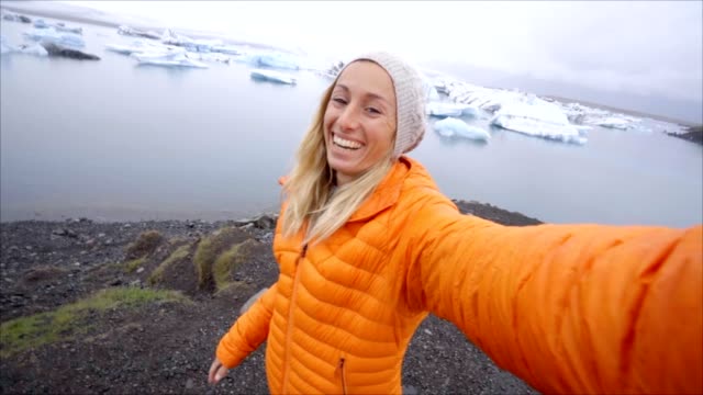 Slow-Motion-Video-Selfie-Porträt-der-jungen-Frau,-die-durch-Gletscherlagune-in-Island