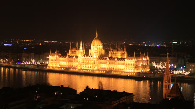 Parlament-von-Budapest-Ungarn-in-der-Nacht-in-4K