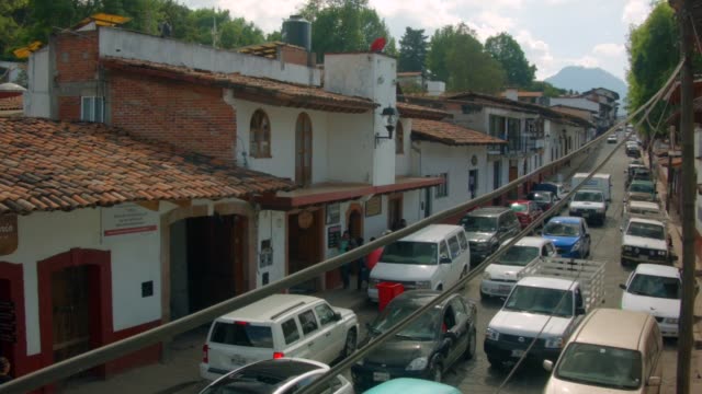 Traffic-Old-Town-(Valle-De-Bravo,-Mexico)
