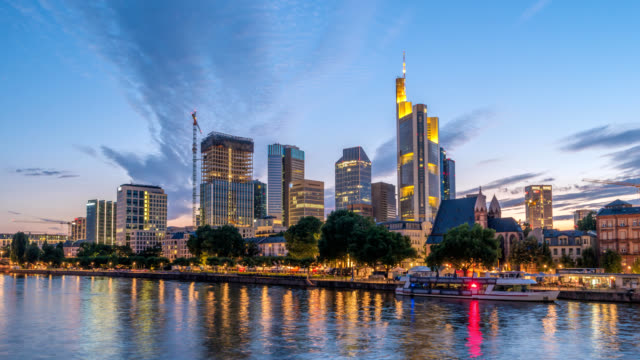 Día-de-skyline-de-la-ciudad-de-Frankfurt-para-timelapse-atardecer-noche,-lapso-de-tiempo-de-4K-de-Frankfurt,-Alemania