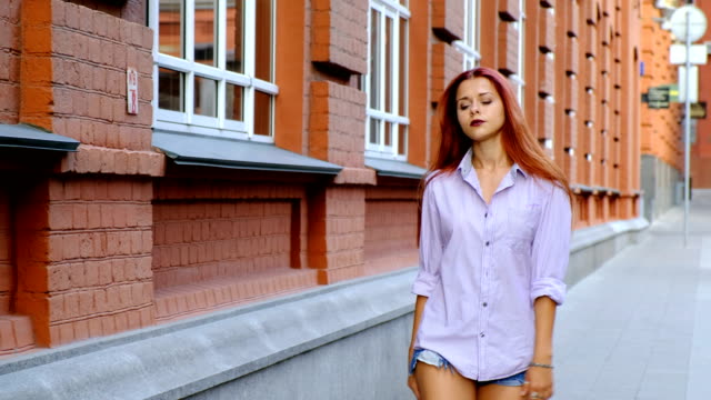 Portrait-of-sexy-woman-with-long-red-hair,-in-the-city.