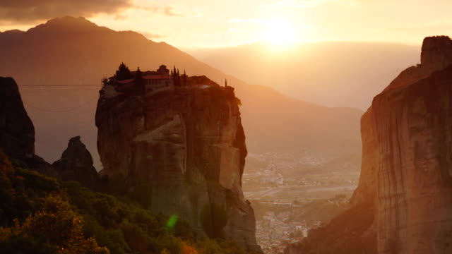 Puesta-de-sol-sobre-el-monasterio-de-la-Trinidad-en-Meteora,-Grecia