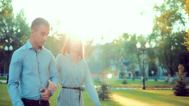 Joven-pareja-feliz-caminando-en-el-parque-de-verano-hermoso
