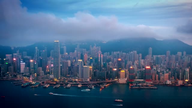 Vista-del-skyline-de-Hong-Kong-iluminada.-Hong-Kong,-China