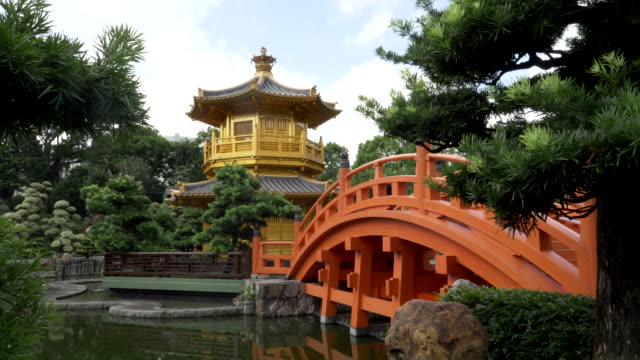 zoom-el-puente-y-el-pabellón-en-el-jardín-de-lian-nan-en-hong-kong
