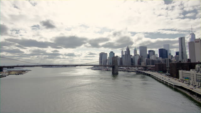 Eine-unglaubliche-Aussicht-auf-die-Skyline-von-New-York-und-Brooklyn-Bridge