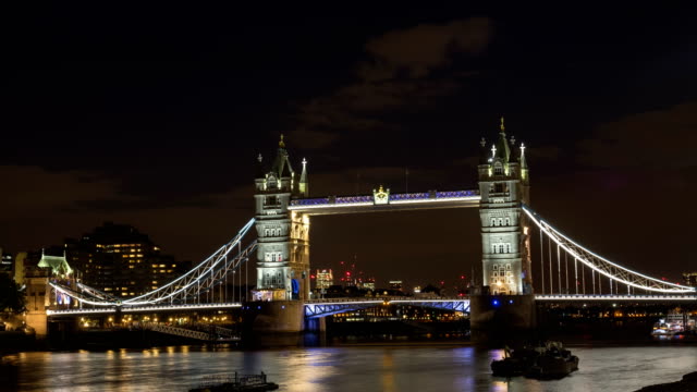 Nacht-Zeitraffer-der-Tower-Bridge-in-london