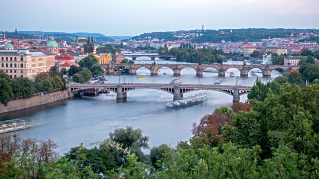 Puentes-de-Praga-incluyendo-el-famoso-puente-de-Carlos-sobre-el-río-Vitava-Chequia,-Europa