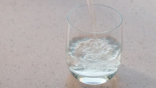 agua-mineral-carbónica-llena-un-vaso