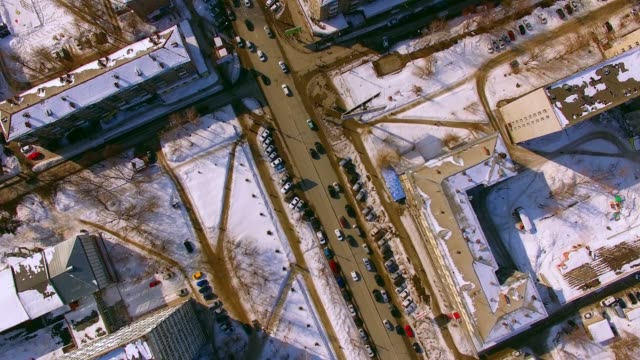 El-helicóptero-vuela-sobre-la-calle-de-invierno-en-la-ciudad-de-Novosibirsk.-Ve-hacia-abajo.-4K