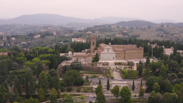 Kirche-von-San-Miniato,-Florenz---Luftbild