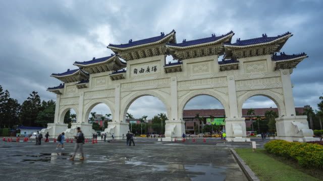 Time-Lapse-video-of-Chiang-Kai-shek-Memorial-Hall-in-Taipei-city,-Taiwan-day-to-night-timelapse