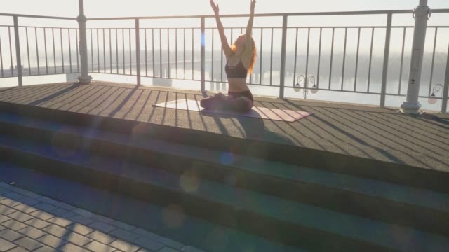 Yoga-und-Pilates-Übungen-auf-dem-Dach