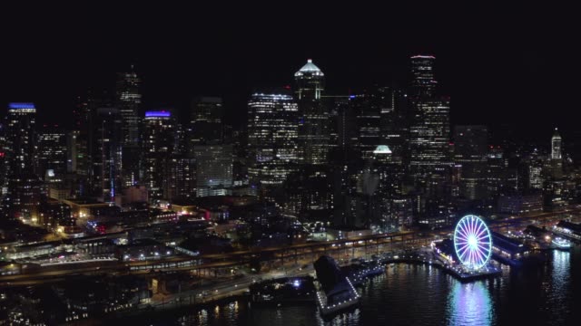 Luftbild-Drohne-Aufnahmen-von-Seattle-bei-Nacht