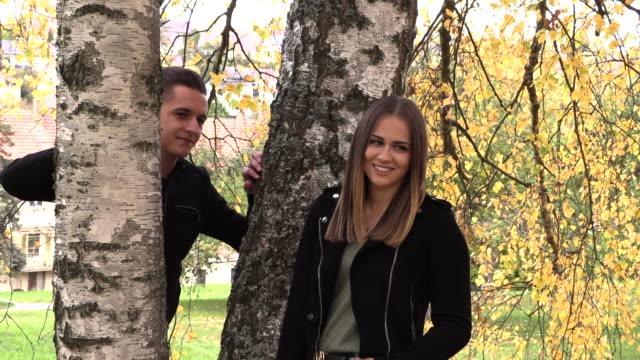 Una-joven-pareja-se-asienta-sobre-un-cubrecama-blanco-en-el-Parque-otoño