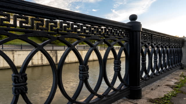 panoramic-view-of-the-embankment-of-the-city-river-and-cast-iron-fence,-time-lapse