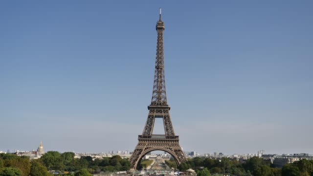 Der-Eiffelturm-in-Paris,-Frankreich,-27.-August-2018,-errichtet-im-Jahre-1889-4-k-10-Bit