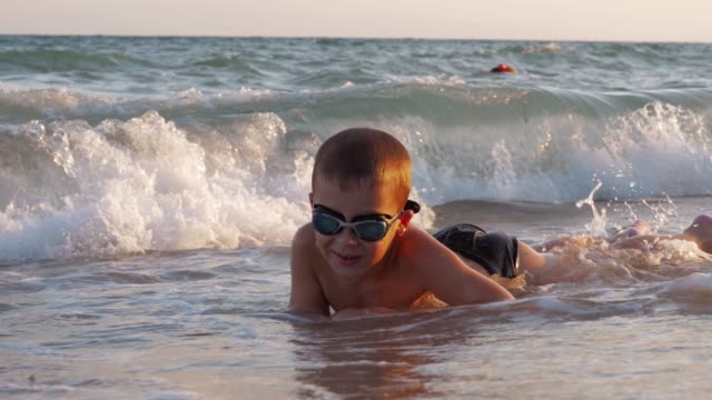 Hijo-está-entusiasmado-con-las-olas-del-mar-que-lo-cubre
