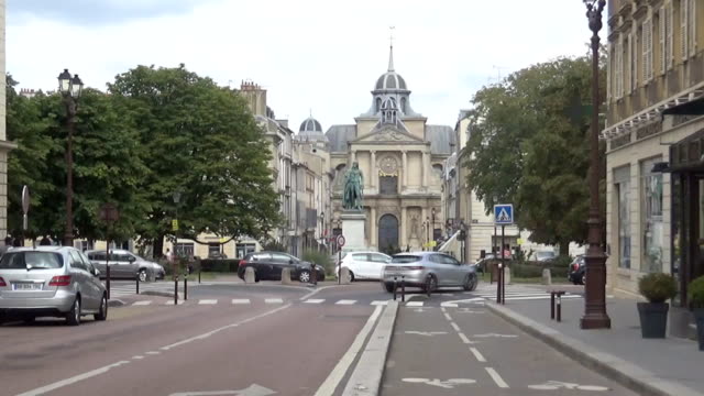 Ancient-buildings,-greenery-and-busy-street,-Paris,-France