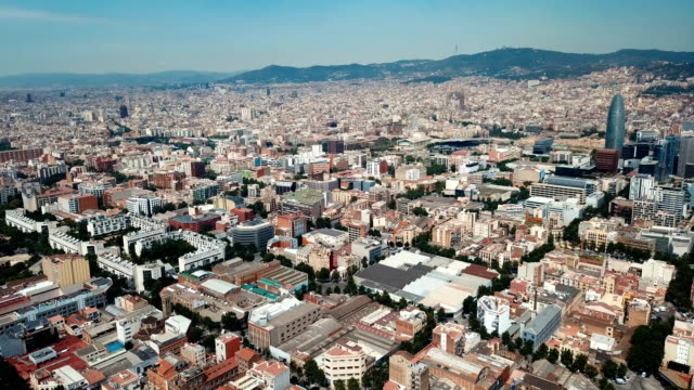 paisaje-urbano-de-Barcelona,-en-el-fondo-con-la-superficie-del-agua