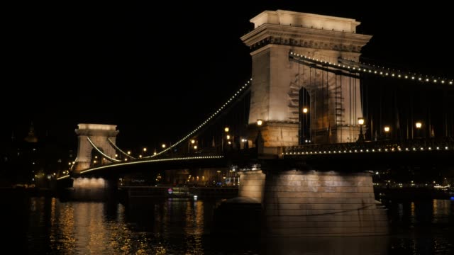 Schwenken-auf-Széchenyi-Kettenbrücke-bei-Nacht-in-Budapest-Ungarn-und-Donau