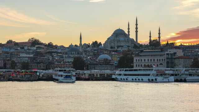 Horizonte-de-paisaje-urbano-de-Estambul-en-la-vista-de-Turquía-de-día-puente-de-Galata-al-lapso-de-tiempo-de-la-noche