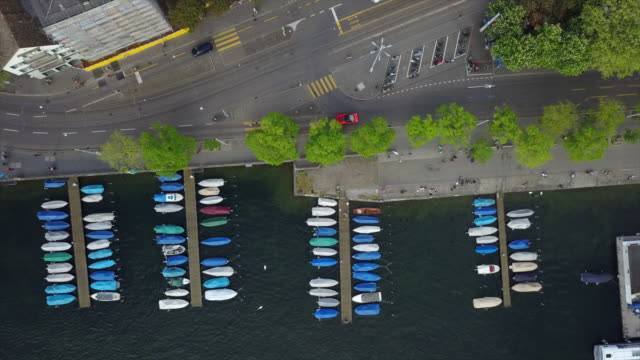 Tag-Zeit-Zürich-City-Center-Fluss-dock-Antenne-nach-unten-Ansicht-4k-Schweiz