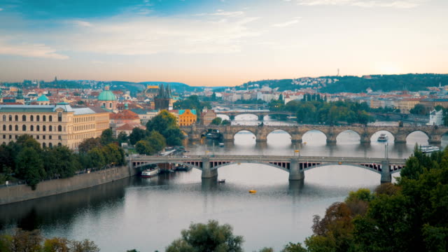 Reihe-von-Brücken-in-Prag