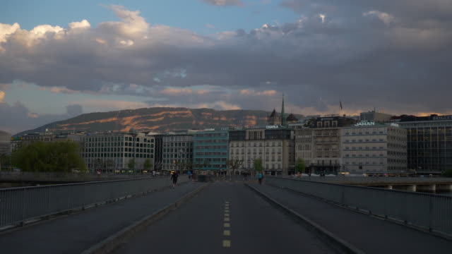 puente-sobre-el-río-al-atardecer-cielo-Ginebra-ciudad-slow-motion-panorama-4k-Suiza