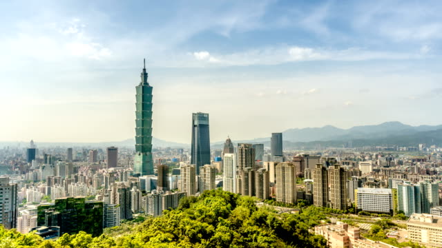 Taipei-101-Stadtbild-Zeitraffer-in-Taiwan.-Kameraschwenk-nach-oben.