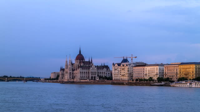 Timelapse,-edificio-del-Parlamento-húngaro-en-la-orilla-del-río-Danubio,-en-la-ciudad-de-Budapest