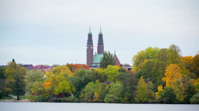 Una-iglesia-en-la-parte-de-atrás-de-los-árboles-en-Estocolmo-Suecia