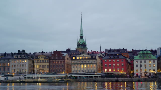 Luces-de-encendido-dentro-de-los-edificios-en-Estocolmo-Suecia