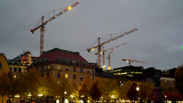Grúas-de-altura-con-las-luces-encendidas-en-Estocolmo-Suecia