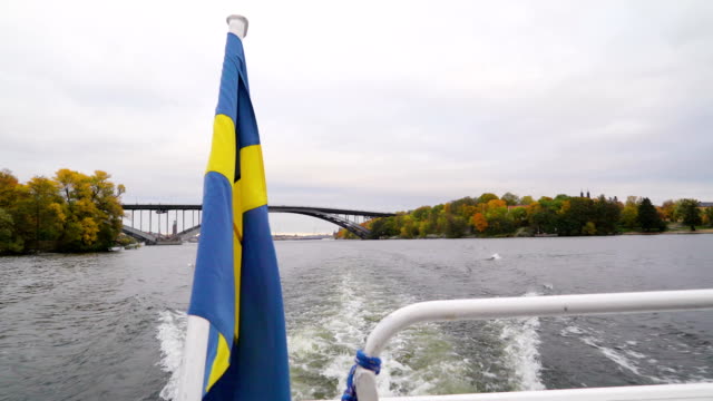 Flagge-von-Schweden-auf-der-Rückseite-des-Bootes-in-Stockholm-Schweden