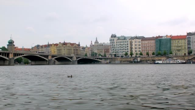 Blick-auf-das-Wasser-der-berühmten-Vltava-Fluss-und-Ufer-von-Prag-Stadt-bewölkten-Sommertag