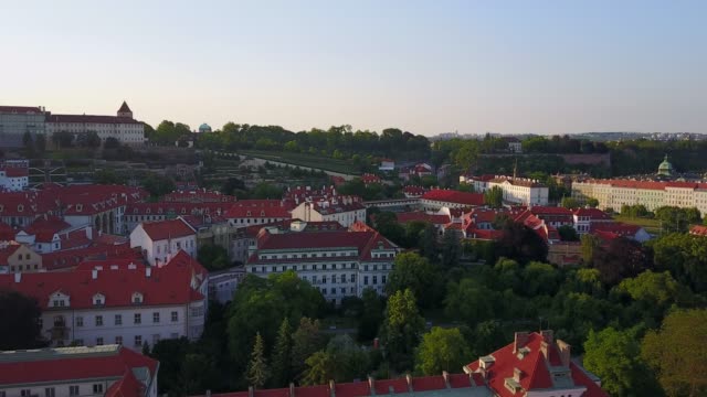 Panorama-Blick-auf-die-Stadt-Prag-von-oben