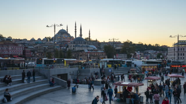 Lapso-de-tiempo-de-la-ciudad-de-Istanbul,-personas-en-Estambul-con-vistas-de-la-mezquita-de-Süleymaniye-en-día-Estambul,-Turquía-a-timelapse-noche-4K