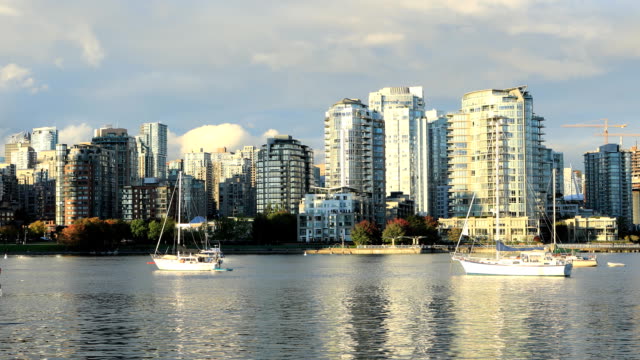 Timelapse-of-boats-and-skyscrapers-in-Vancouver,-British-Columbia