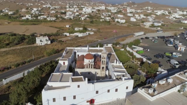 Luftaufnahme-von-Agios-Nikolaos-Kirche-in-Spetses-direkt-an-einer-Straße,-Griechenland.