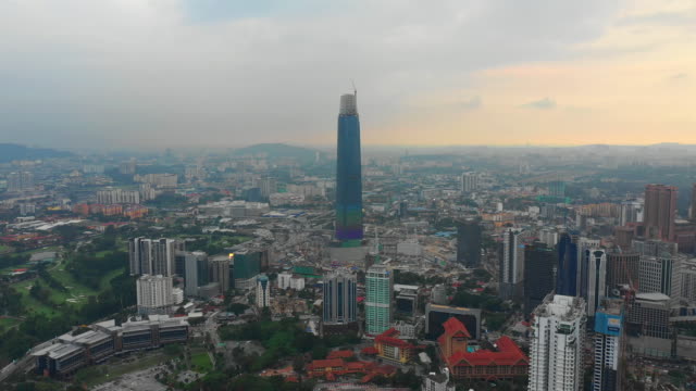 Sonnenuntergang-Himmel-Kuala-lumpur-Innenstadt-Megatall-Bau-Luft-Panorama-Zeitspanne-4k-malaysia