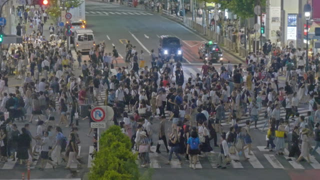 Eine-Menge-Leute-in-Shibuya-Bereich-Tokio-Japan