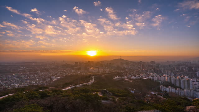 Amanecer-hermoso-lapso-tiempo-de-Seúl,-cityscapse-en-inwangsan-montaña-sur
