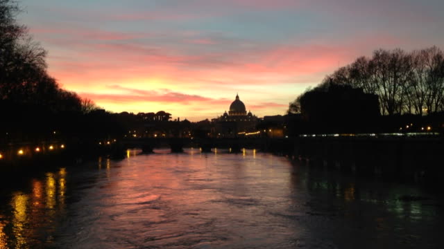 Hermosa-puesta-de-sol-en-Roma,-Italia