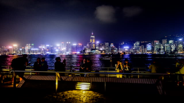 Hong-Kong,-China-–-Nov-11,2014:-Der-herrliche-Blick-auf-den-Victoria-Harbour-und-die-Besucher-im-Hong-Kong,-China