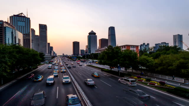 Beijing,-China---29-de-septiembre-de-2014:-Pasos-y-mirando-el-transporte-en-la-avenida-Chang\'an-Guomao-distrito-financiero,-cerca-de-Pekín,-China