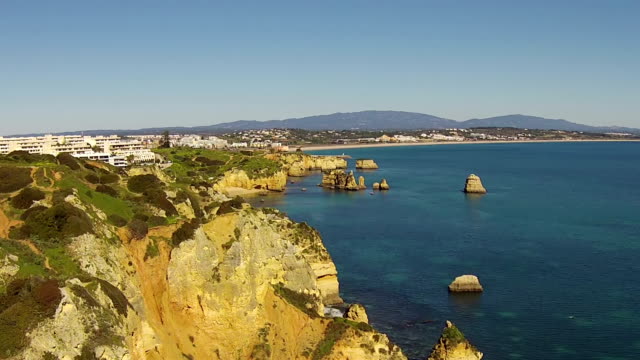 Luftaufnahme-von-natürlichen-Felsen-in-der-Nähe-von-Lagos-der-Algarve,-Portugal