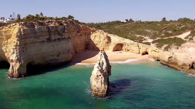 Vista-aérea-de-praia-Benagil-del-Algarve-en-Portugal