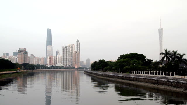 Skyline-von-Guangzhou-Reflexion