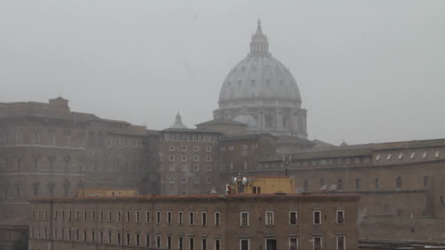 Saint-Peter-cupola-while-snowing